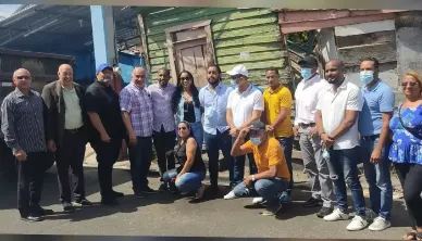 colaboradores de cooppais participando en reconstruccion de morada a una comunidad