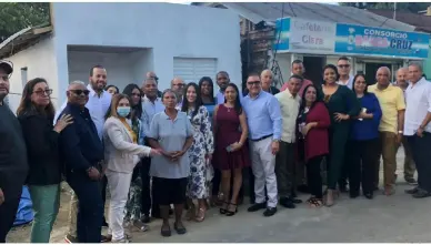 colaboradores de cooppais en la morada ya reconstruida en una comunidad