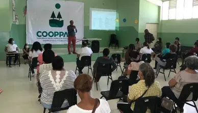 colaboradores de cooppais realizando una charla educativa sobre el cooperativismo