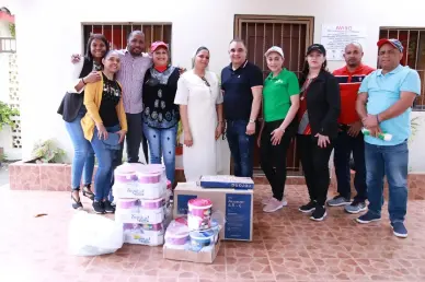 colaboradores de cooppais junto a monja misionera participando en obra social
