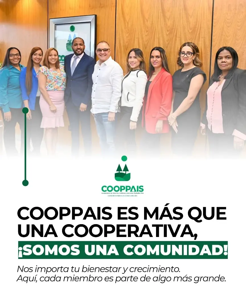 colaboradores de la ofcina principal junto al presidente de cooppais